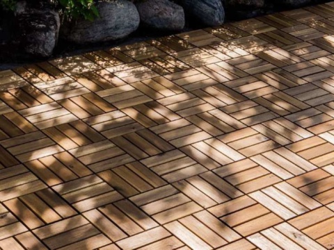 Sàn gỗ keo lắp ghép kiểu nan xen kẽ cạnh tảng đá