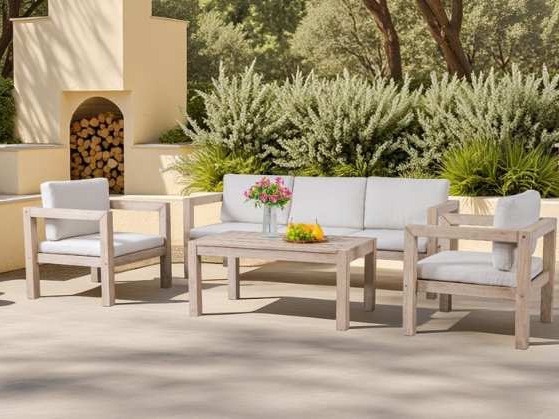 Sofa ba chỗ, hai ghế bành và bàn trà gỗ xám cạnh lò sưởi