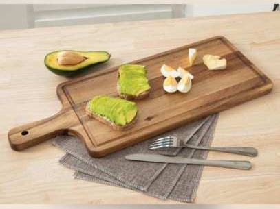 Thớt gỗ dài có tay cầm khoét lỗ, bày bơ và bánh mì