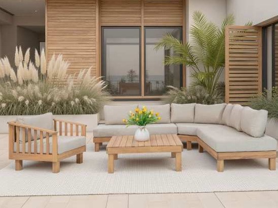 Sofa góc chữ L, ghế bành nan và bàn trà trên sân hiên