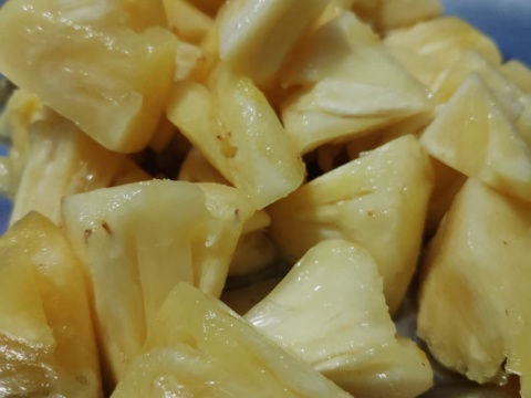 Small pale-yellow pineapple chunks served on a plate