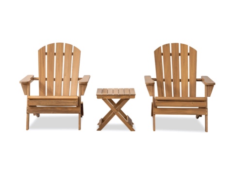 Hai ghế kiểu Adirondack gỗ nâu vàng và một bàn nhỏ gấp, nền trắng