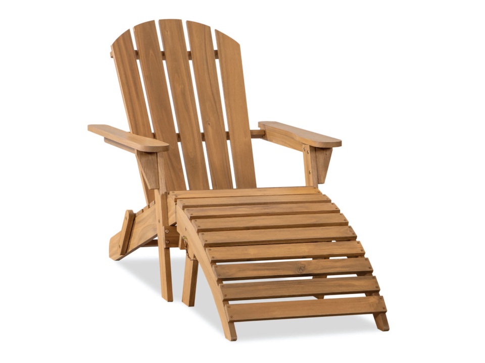 Ghế kiểu Adirondack gỗ nâu vàng có bục để chân, nhìn chéo, nền trắng