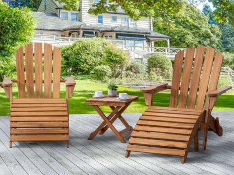 Hai ghế gỗ nan kiểu Adirondack và ghế gác chân trên sàn hiên