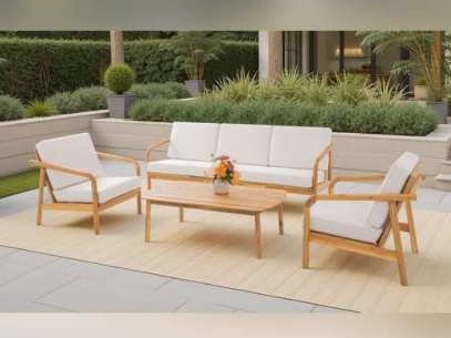 Sofa ba chỗ gỗ keo, hai ghế bành và bàn trà trên thảm sợi