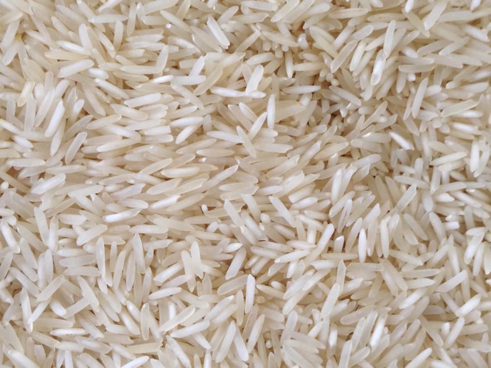 Gạo trắng hạt dài phủ kín khung hình, cận cảnh