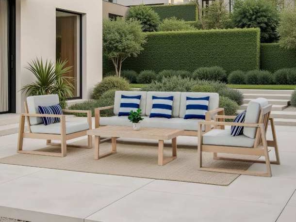 Sofa ba chỗ, hai ghế bành và bàn trà gỗ sáng ngoài hiên