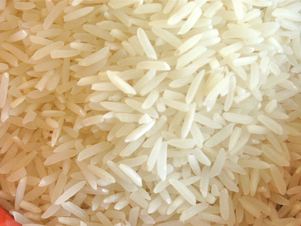 Gạo trắng hạt dài chưa nấu, chụp gần