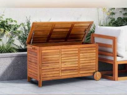 Thùng gỗ ốp nan ngang, nắp mở, có bánh xe, cạnh sofa