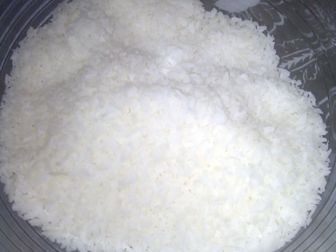 Cơm dừa nạo trắng xếp đầy trong chiếc tô trong suốt