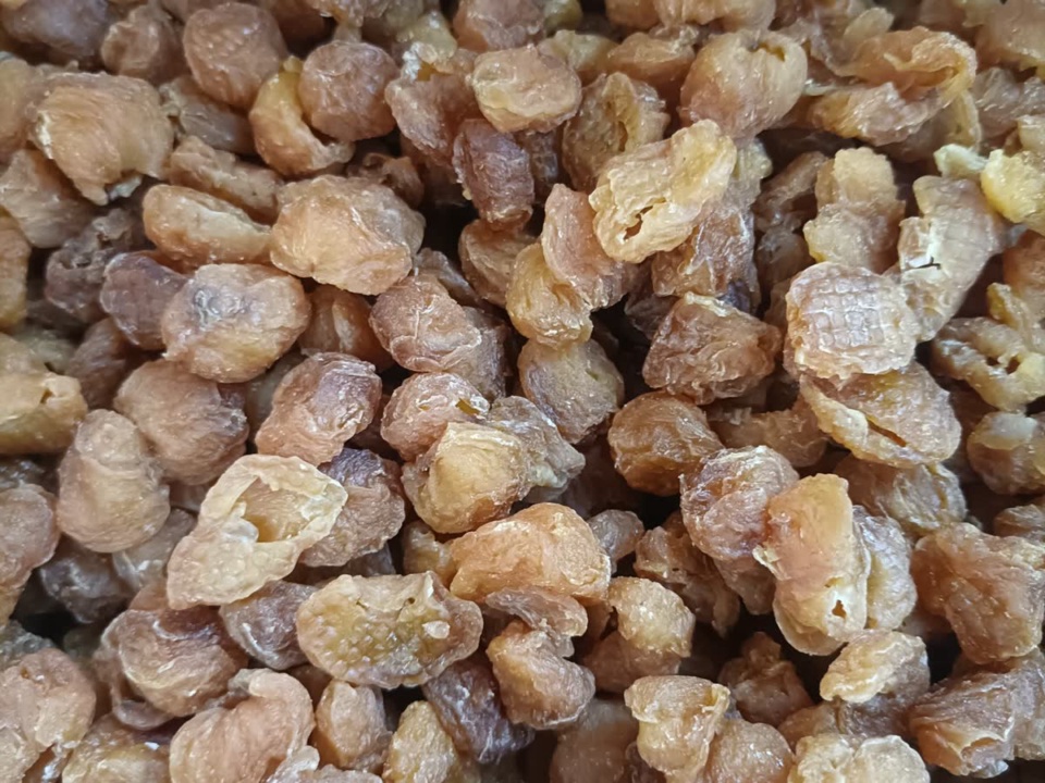 Cùi nhãn sấy khô màu hổ phách chất thành đống