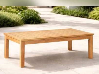 Bàn trà gỗ bạch đàn thấp hình chữ nhật trên sân lát đá