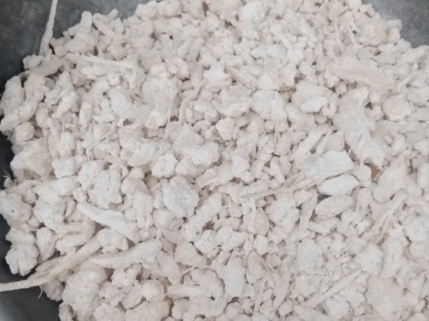 Sắn khô miếng trắng trong chậu kim loại